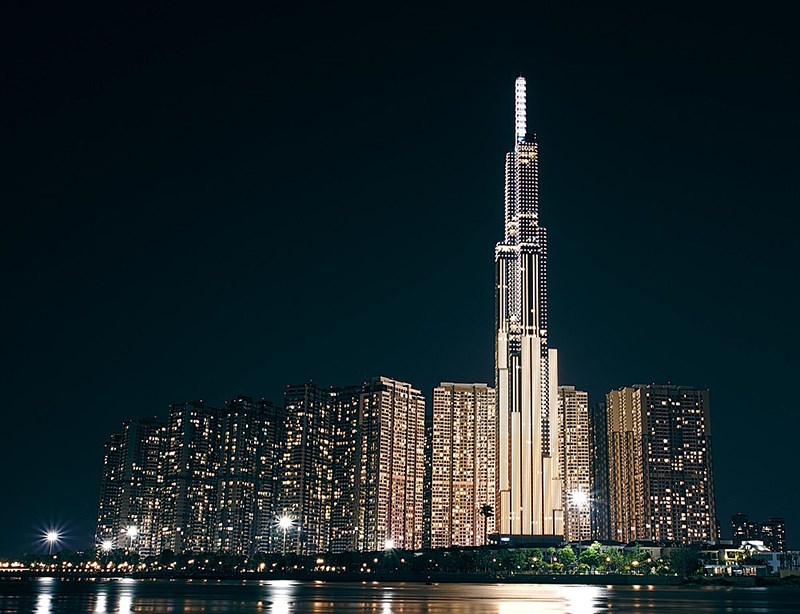 Landmark 81 rực rỡ ánh đèn vào buổi tối