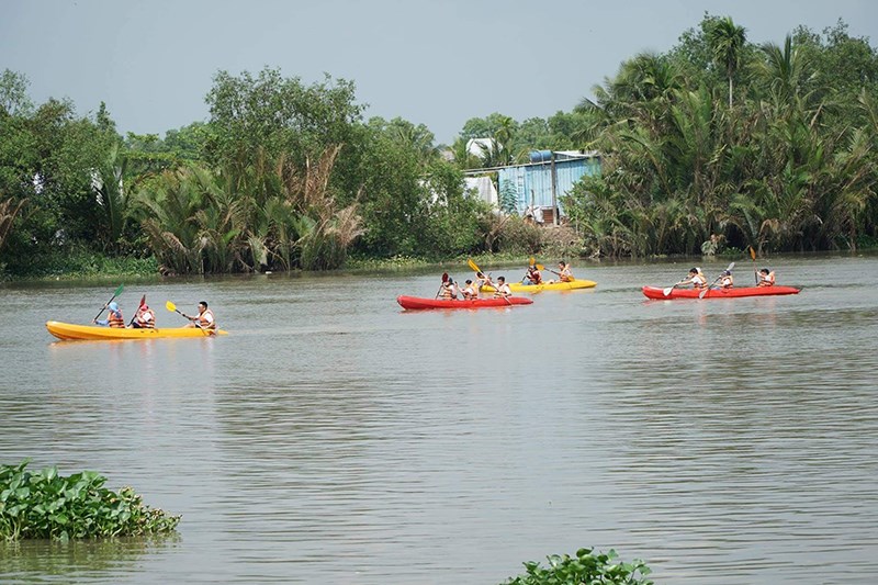 Chèo thuyền kayak là một trong hoạt động hấp dẫn tại khu du lịch BCR