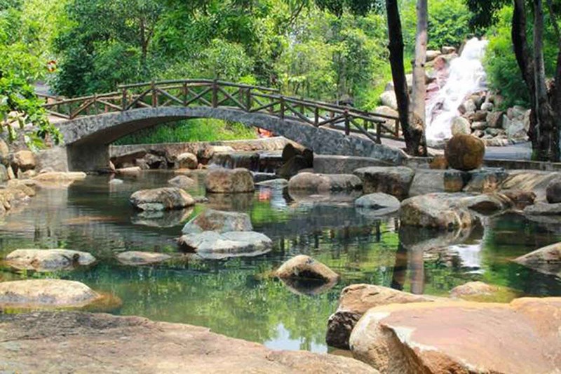 Suối và thác nước nhân tạo 