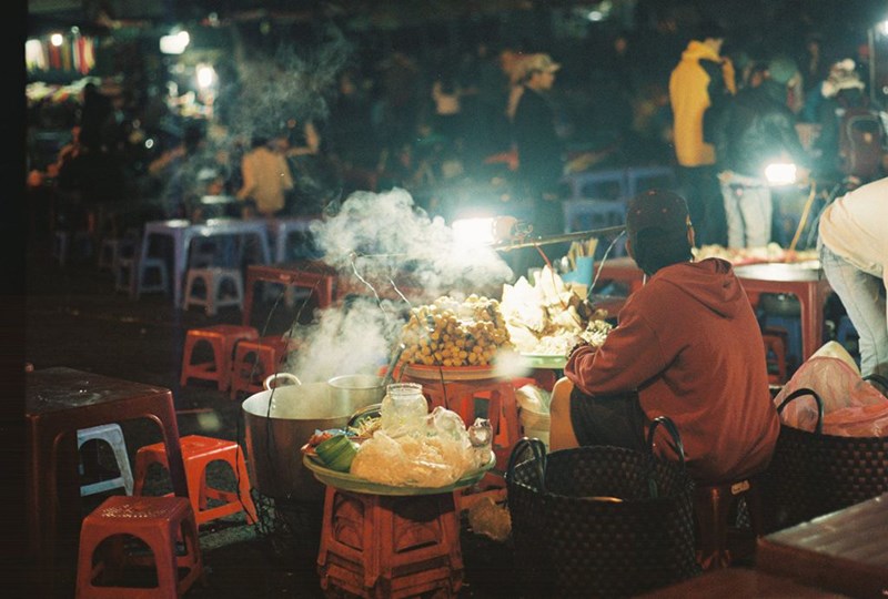 Hãy thử những món ăn nóng hổi trong bầu không khí se lạnh tại chợ đêm Đà Lạt