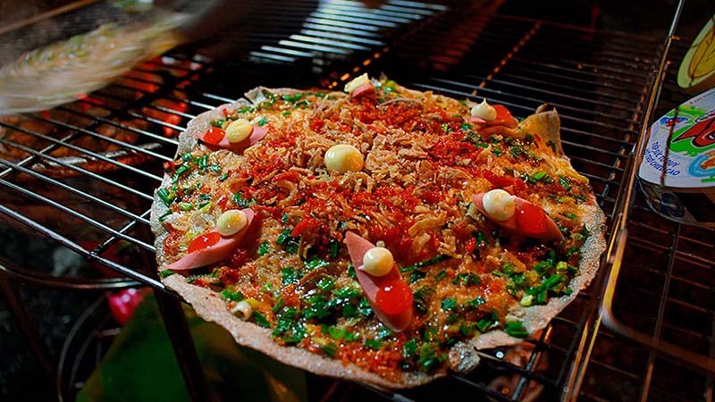 Đặc biệt đừng quên thưởng thức món pizza Việt Nam - bánh tráng nướng