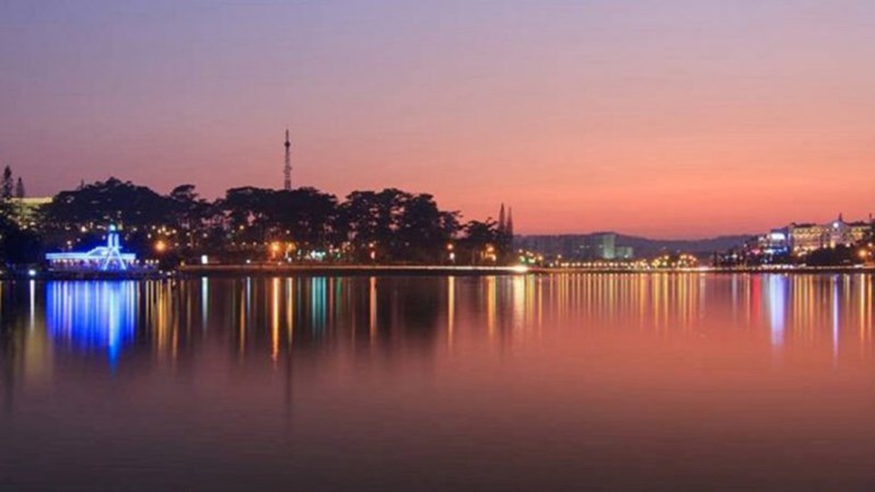 Vẻ đẹp hồ Xuân Hương vào buổi tối làm say đắm bao người