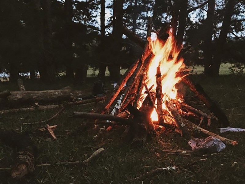 Ngồi chill cùng bạn bè bên bếp lửa ấm áp trong tiết trời se lạnh