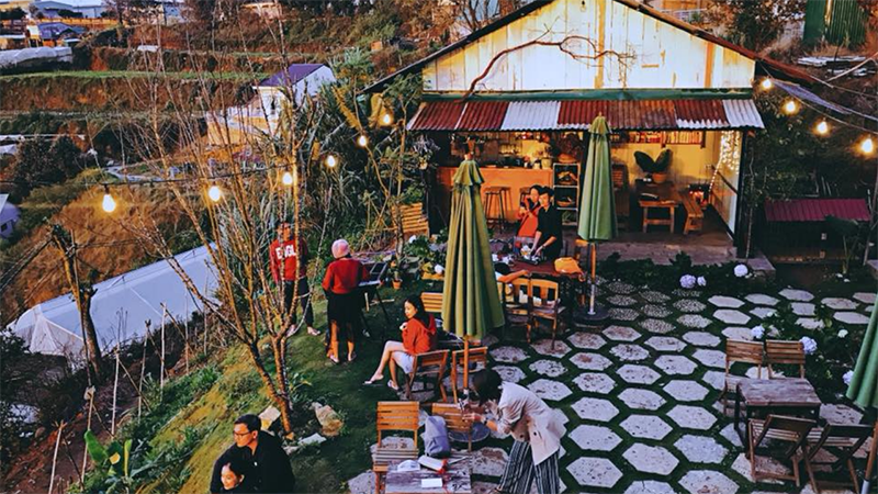 Thiết kế của Cafe Hải đem lại cảm giác rộng rãi nhưng vẫn ấm cúng