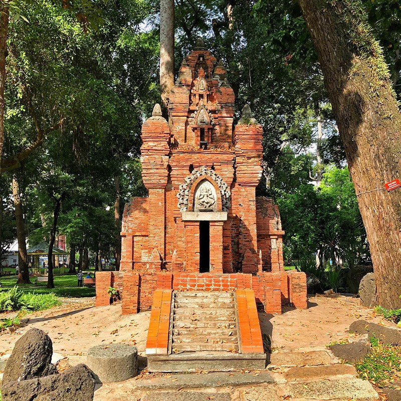 Cổ một người Chăm - Công viên Tao Đàn