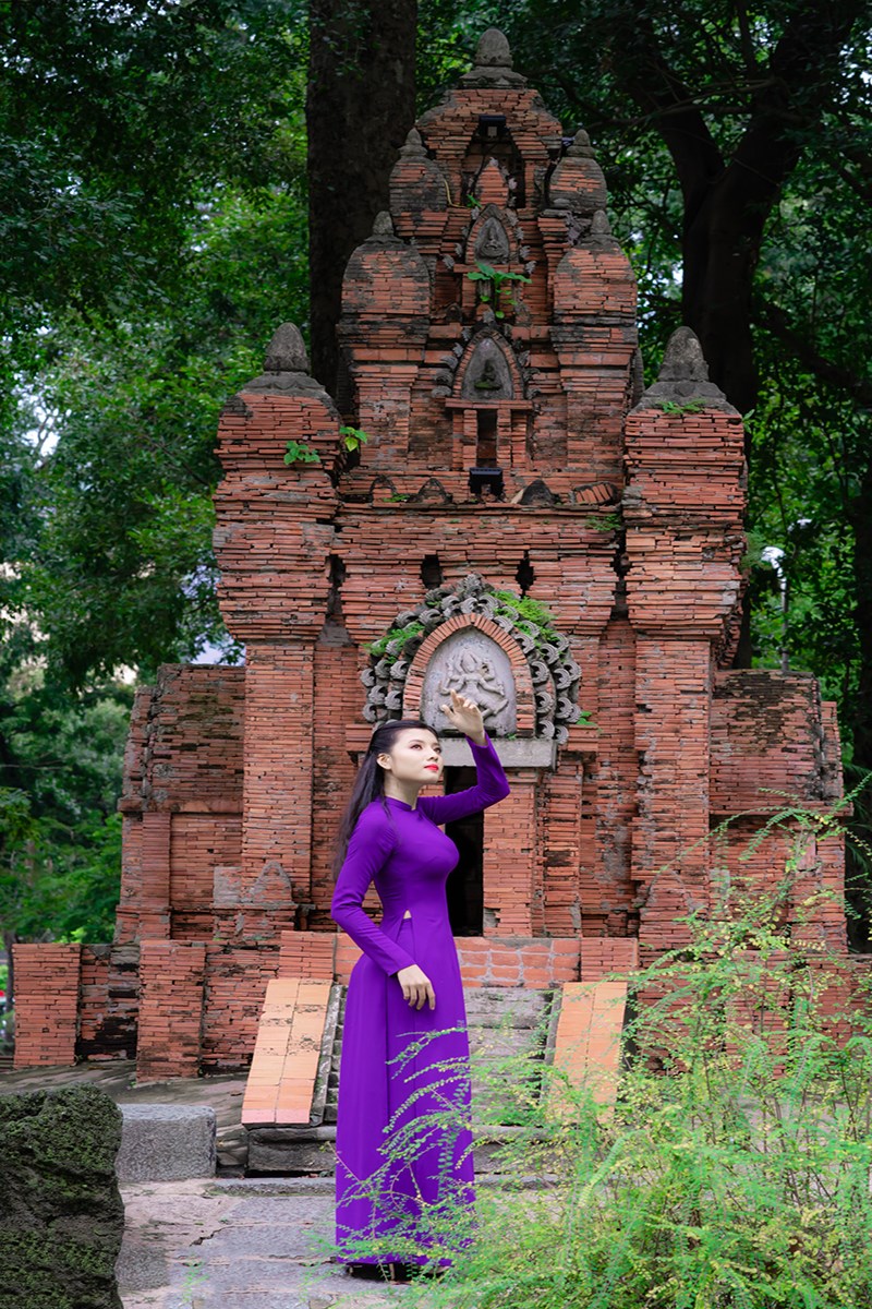 Chụp ảnh tại khu di tích tại công viên Tao Đàn