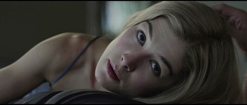 Phân cảnh mở đầu của nữ diễn viên Rosamund Pike