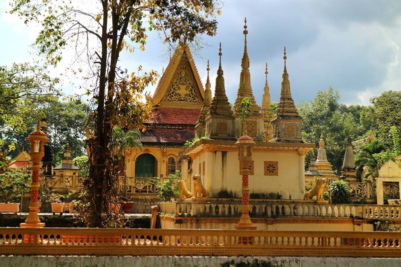 Chùa Âng được xây dựng theo lối kiến trúc của người Khmer