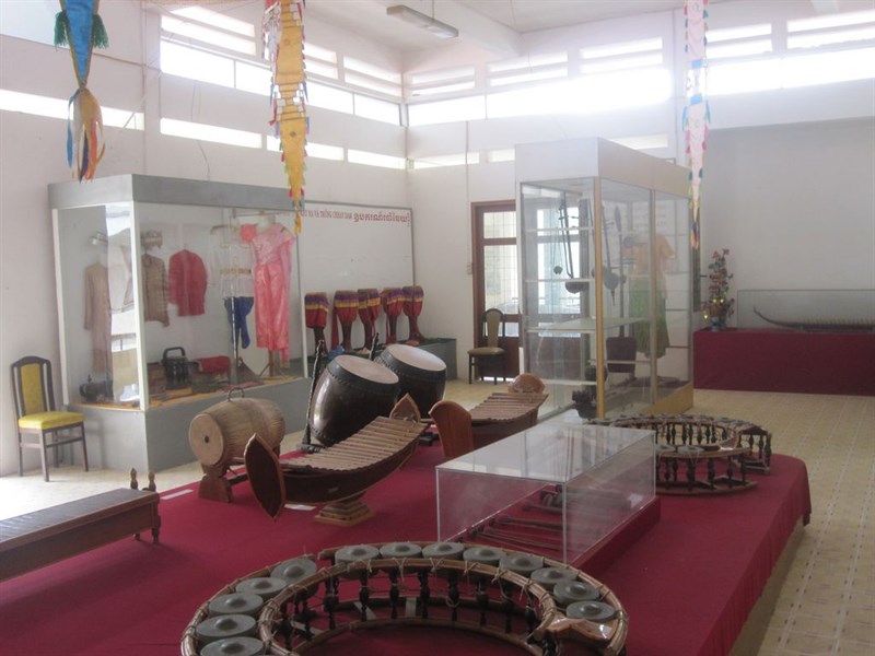 Phòng trưng bày các nhạc cụ truyền thống bên trong bảo tàng Khmer