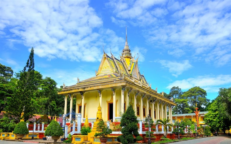 Chánh điện chùa Hang lộng lẫy