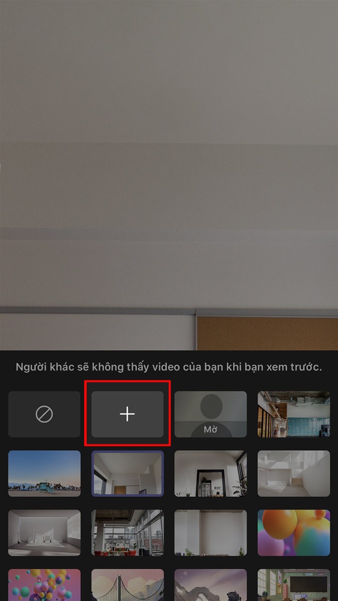 Nhấn vào biểu tượng dấu cộng > Chọn ảnh mà bạn muốn làm background