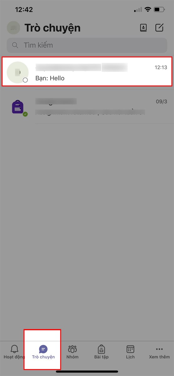 Mở ứng dụng Microsoft Teams, nhấn v&agrave;o biểu tượng Tr&ograve; chuyện > Chọn nh&oacute;m m&agrave; bạn muốn gọi