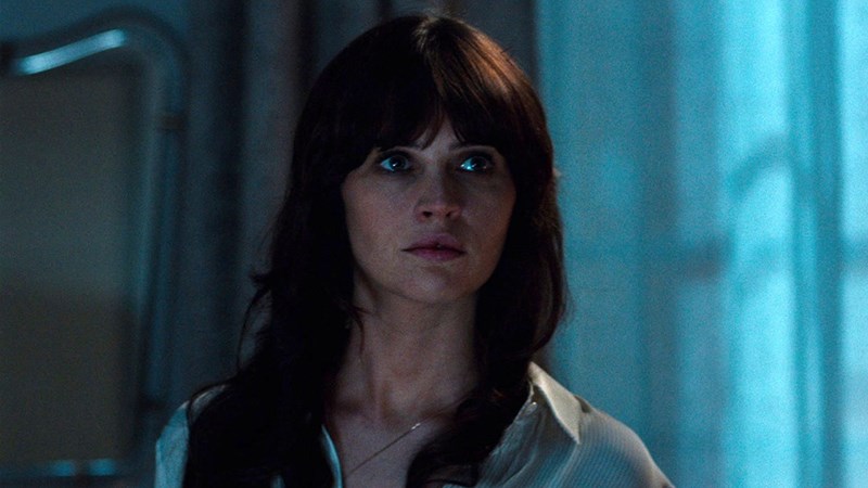 Nữ diễn viên Felicity Jones trong vai Sienna Brooks