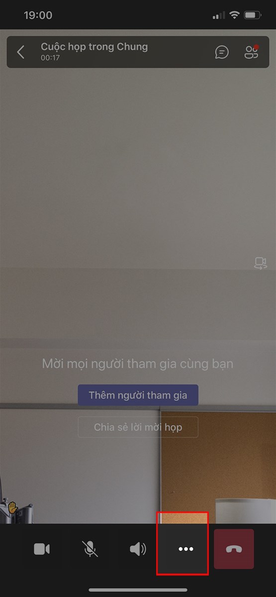 Để bỏ giơ tay bạn chỉ cần nhấn v&agrave;o biểu tượng dấu 3 chấm