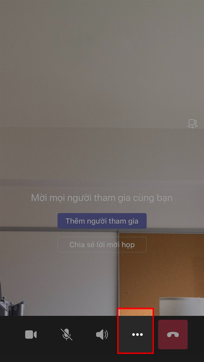 Mở ứng dụng Microsoft Teams, tại ph&ograve;ng học, họp online nhấn v&agrave;o biểu tượng dấu 3 chấm