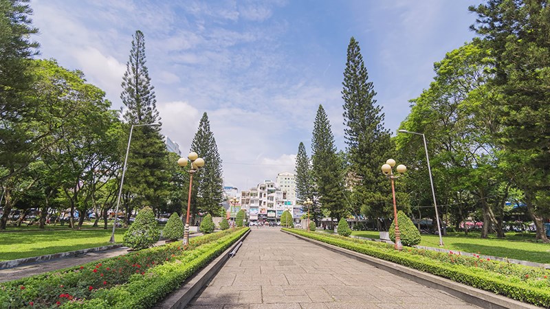 Lối đi bên trong công viên Lê Văn Tám