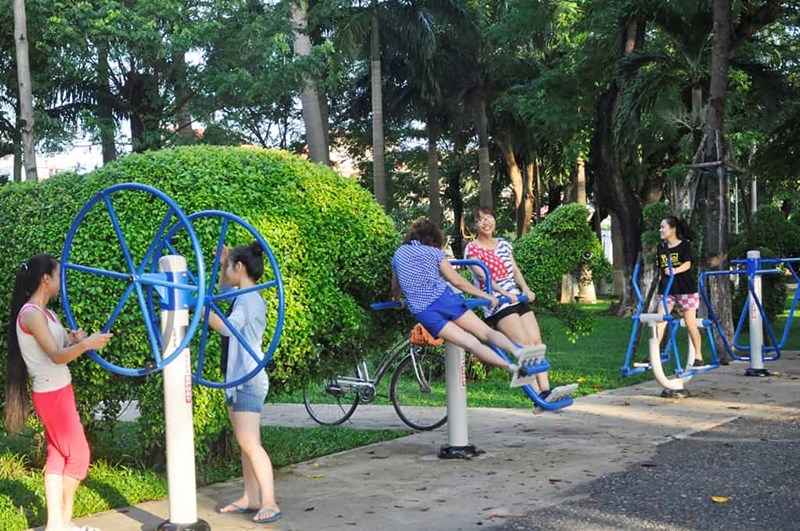Người dân tập thể dục ở công viên Gia Định