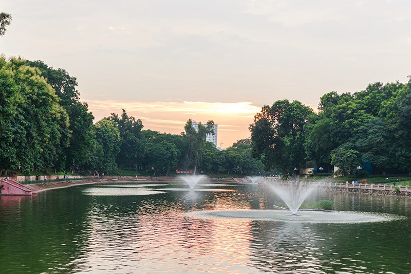 Hồ nước bên trong công viên Thủ Lệ