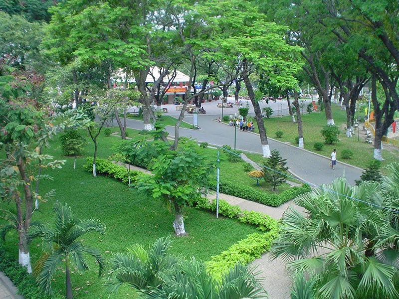 Khuôn viên xanh - Công viên Hoàng Văn Thụ