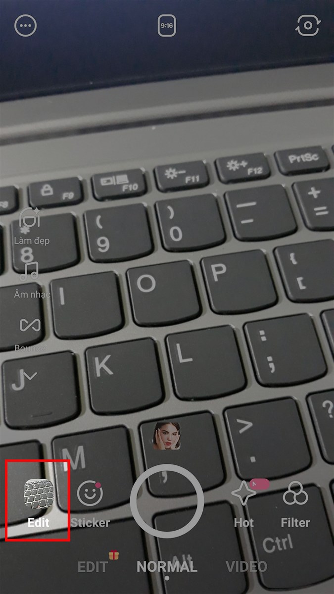 Mở ứng dụng B612, chọn Edit ở g&oacute;c dưới b&ecirc;n tr&aacute;i > Chọn ảnh m&agrave; bạn muốn gh&eacute;p r&acirc;u m&egrave;o v&agrave;o ảnh