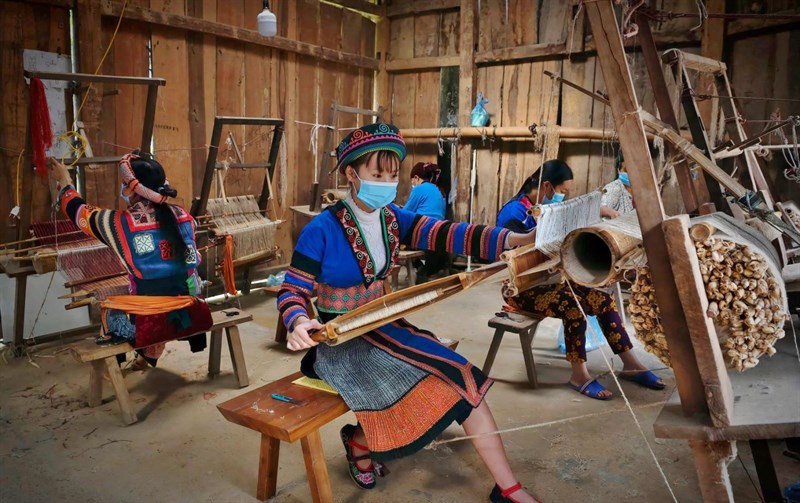 Những người <span class='marker'>phụ nữ</span> H’Mông đang ngồi bên <span class='marker'>sườn</span> cửi