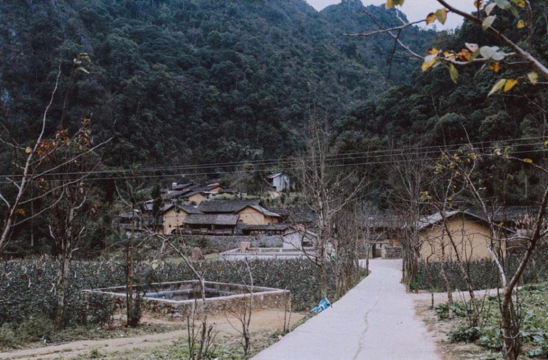 Phó Bảng <span class='marker'>mang</span> nét tĩnh lặng, <span class='marker'>hoang vu</span> nhưng <span class='marker'>không</span> hề u ám