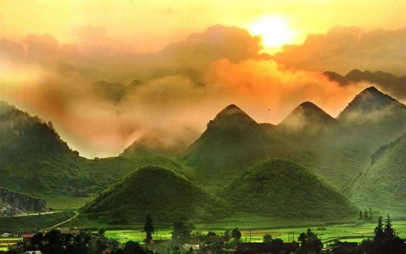 Núi đôi Quản Bạ vào <span class='marker'>1</span> chiều hoàng hôn