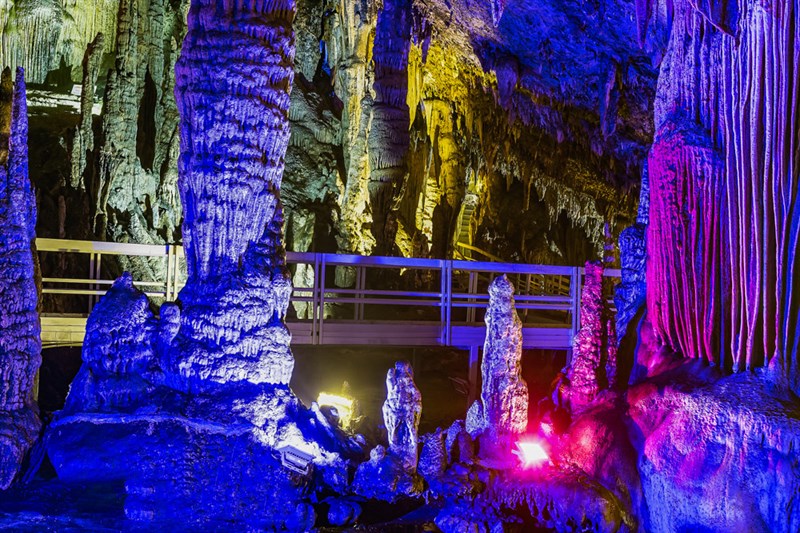 Những khối nhũ đá <span class='marker'>có</span> hình thù kỳ lạ trong động Lùng Khúy