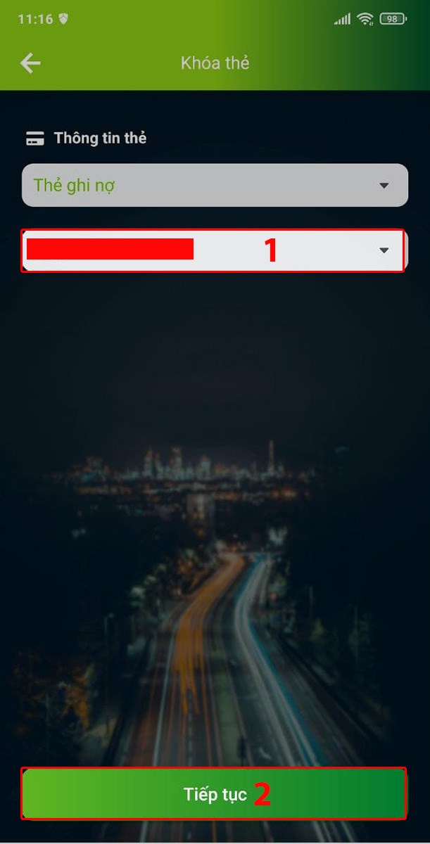 &nbsp;Tại mục Kh&oacute;a thẻ, chọn Số thẻ cần kh&oacute;a. Sau đ&oacute; nhấn Tiếp tục.