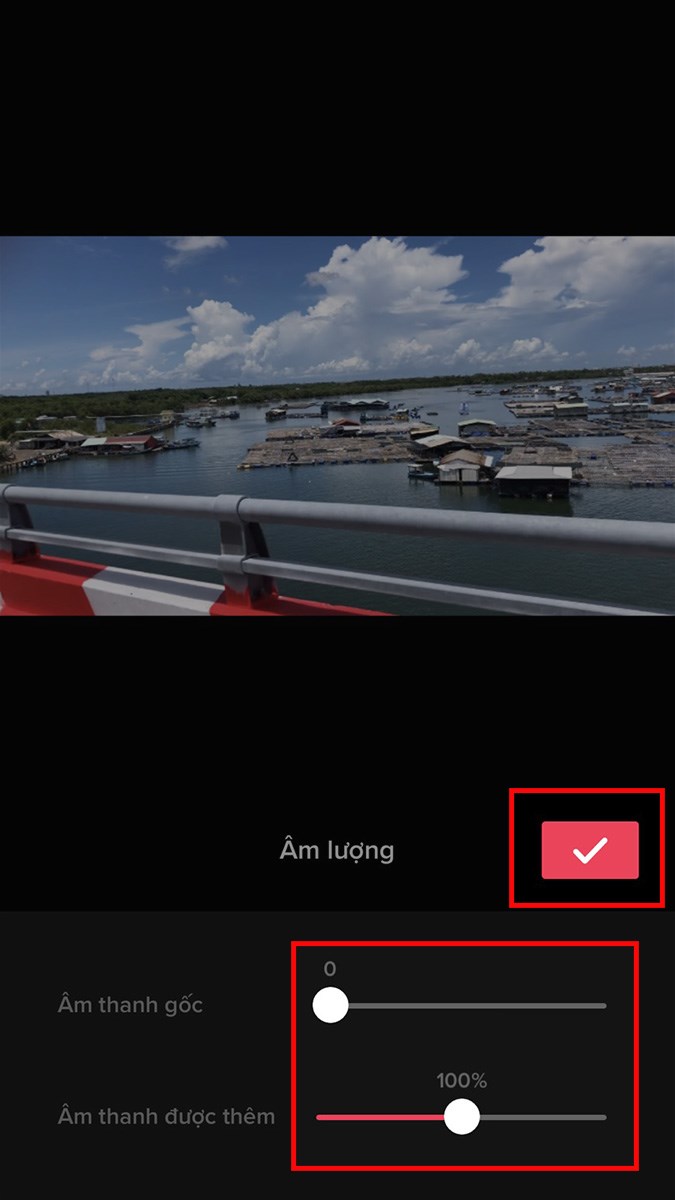 Tại mục &Acirc;m lượng, bạn t&ugrave;y chỉnh tại thanh c&ocirc;ng cụ để thay đổi &acirc;m lượng &acirc;m thanh gốc v&agrave; &acirc;m lượng của b&agrave;i h&aacute;t được gh&eacute;p v&agrave;o video > Nhấn v&agrave;o biểu tượng dấu t&iacute;ch