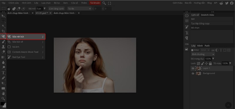 Sử dụng c&ocirc;ng cụ Sửa n&eacute;t b&uacute;t bằng c&aacute;ch bấm ph&iacute;m J hoặc chọn biểu tượng ở thanh c&ocirc;ng cụ để xo&aacute; mụn.