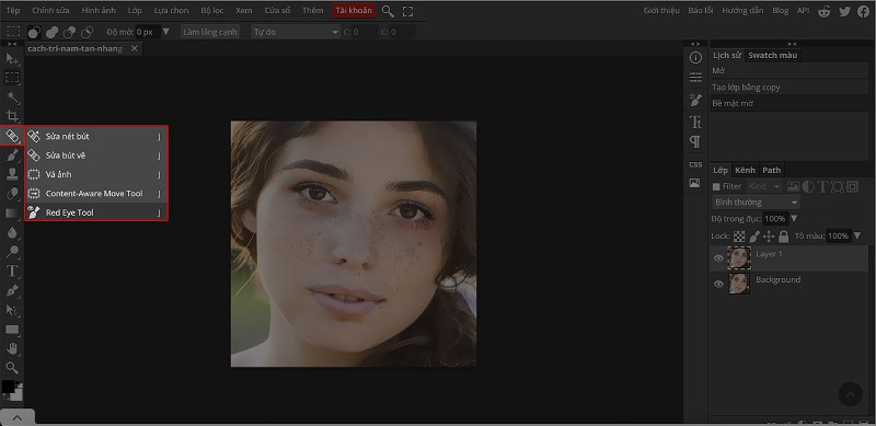 Sử dụng bộ c&ocirc;ng cụ Healing Brush để xo&aacute; t&agrave;n nhang bằng c&aacute;ch nhấn ph&iacute;m J hoặc chọn biểu tượng ở thanh c&ocirc;ng cụ.