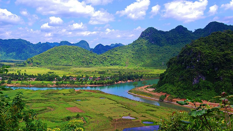 Thiên nhiên bên ngoài động Phong Nha luôn mang một nét đẹp hùng vĩ