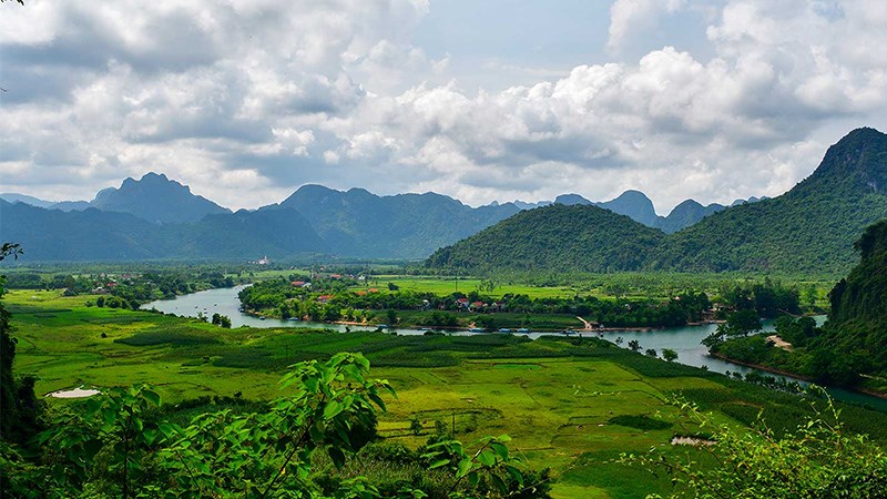 Động Phong Nha còn là nơi chảy ra của dòng sông Son xanh ngắt