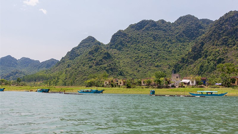 Bao xung quanh động Phong Nha là hệ thống sông trải dài