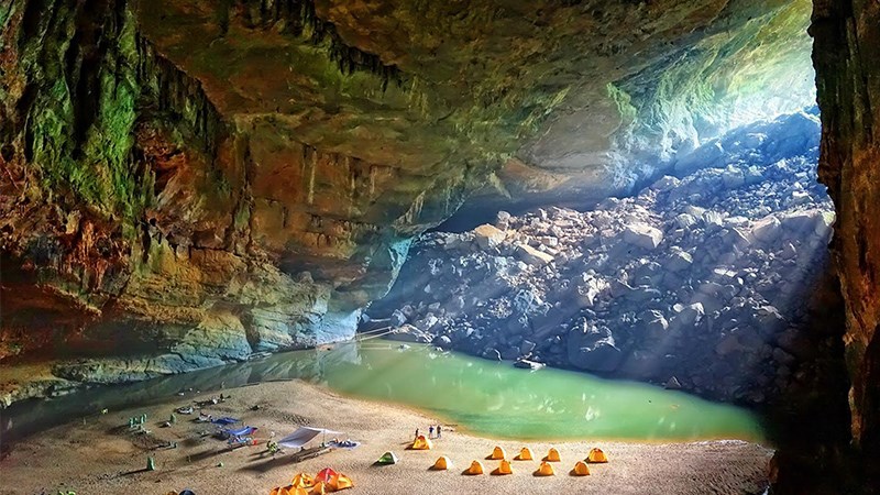 Bạn có thể dừng chân và chiêm ngưỡng cảnh đẹp bên trong các hang động này