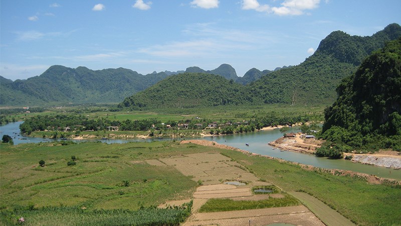 Khung cảnh thiên nhiên quanh động Phong Nha