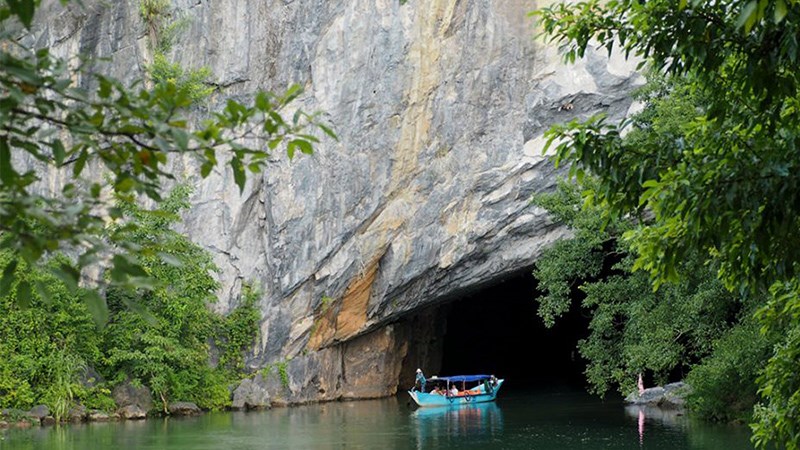 Khung cảnh thiên nhiên bên ngoài động Phong Nha