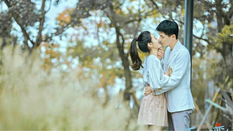 Cảnh kiss siêu lãng mạn của cặp đôi chính trong phim
