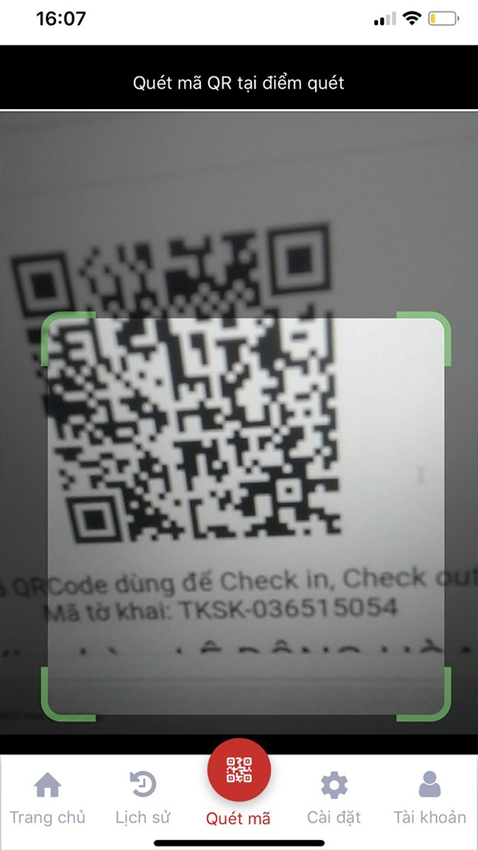 Tiến hành quét mã QR check in tại công ty, cơ quan