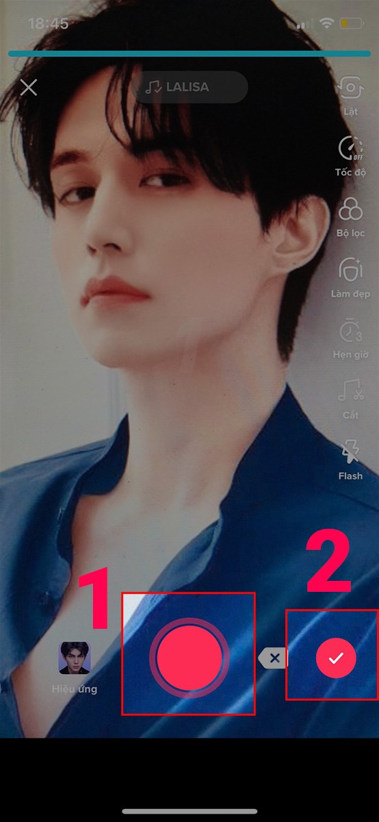 Nhấn giữ nút quay phim màu đỏ > Nhấn biểu tượng dấu tích Nhấn giữ nút quay phim màu đỏ > Nhấn biểu tượng dấu tích