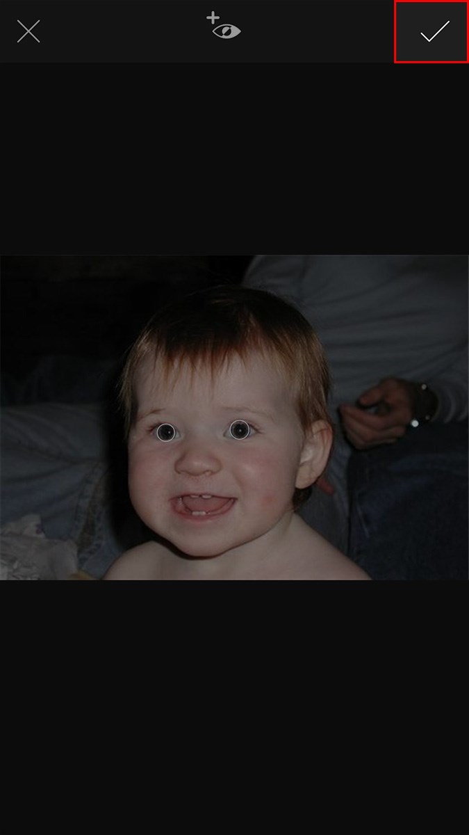 Sau khi loại bỏ mắt đỏ xong, nhấn v&agrave;o biểu tượng dấu t&iacute;ch