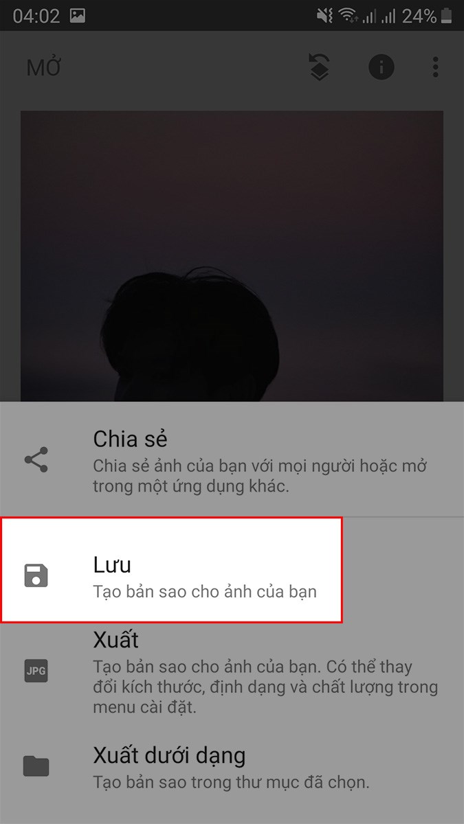 Chọn Lưu để tải ảnh về máy