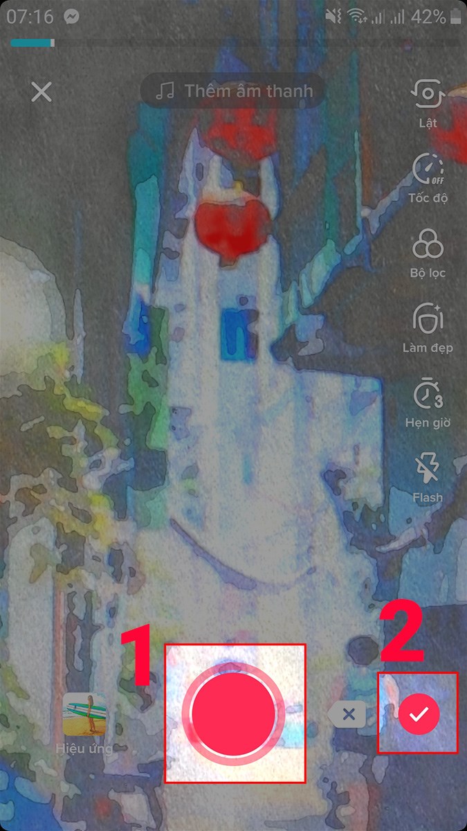 Nhấn giữ nút quay màu đỏ để quay video > Nhấn biểu tượng dấu tích Nhấn giữ nút quay màu đỏ để quay video > Nhấn biểu tượng dấu tích