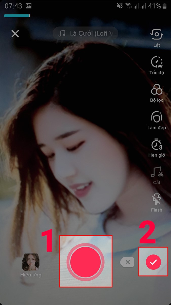 Nhấn giữ nút quay màu đỏ để quay video > Nhấn biểu tượng dấu tích Nhấn giữ nút quay màu đỏ để quay video > Nhấn biểu tượng dấu tích