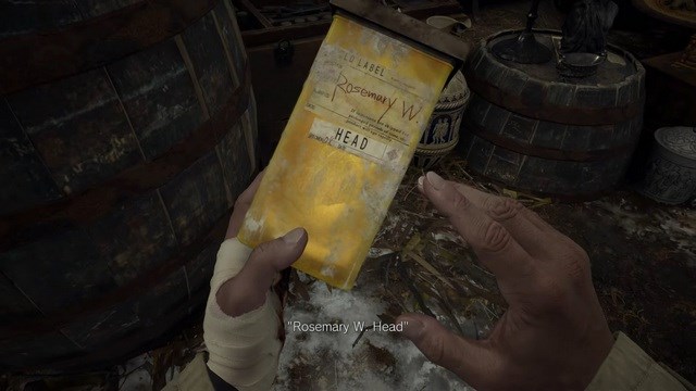 Chiếc b&igrave;nh chứa đựng phần đầu của Rose