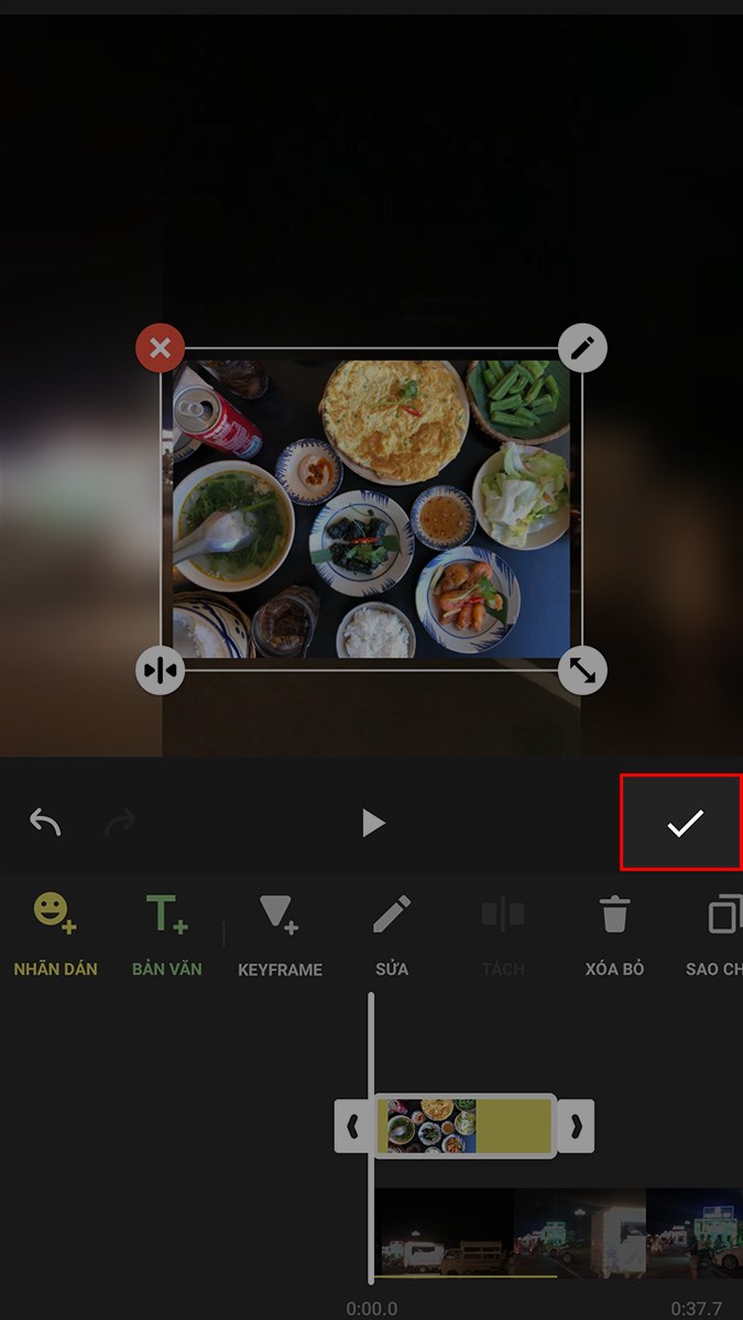 Nhấn vào biểu tượng dấu tích khi bạn đã thực hiện xong việc chèn ảnh vào video