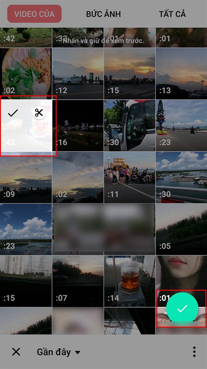 Chọn video m&agrave; bạn muốn ch&egrave;n ảnh > Chọn biểu tượng dấu t&iacute;ch