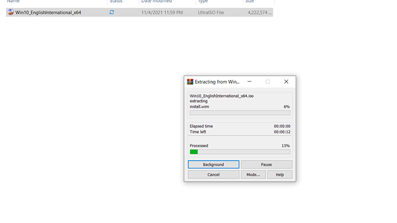 Chương trình WinRAR sẽ tiến hành giải nén file .ISO trong giây lát