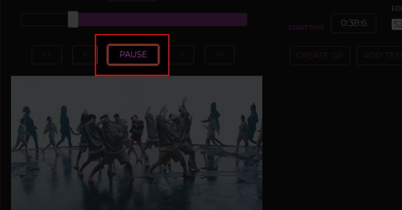 Nhấn nút Pause để dừng lại tại thời điểm muốn bắt đầu tạo GIF Nhấn nút Pause để dừng lại tại thời điểm muốn bắt đầu tạo GIF